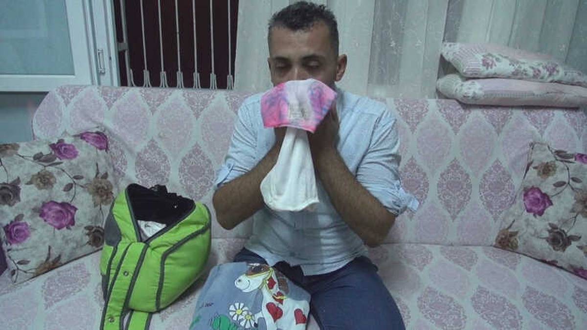 Kızı Azra\'nın Fotoğrafını Öpüp Eşyalarını Koklayarak Hasret Gideriyor