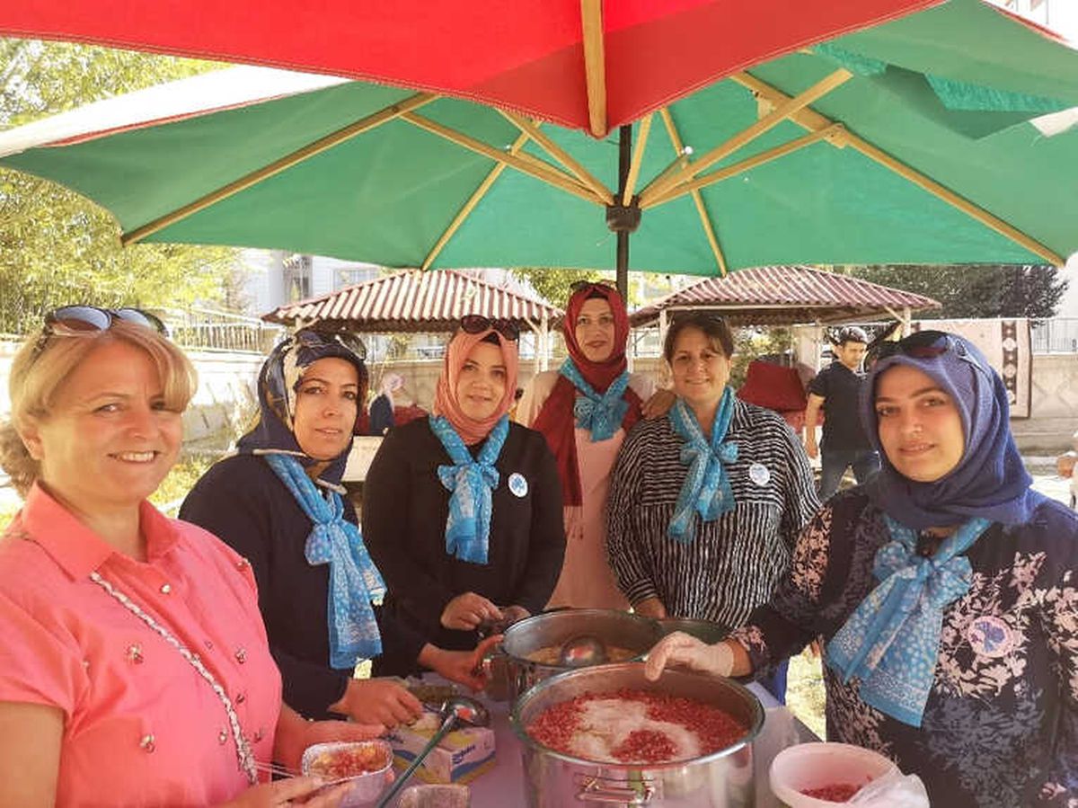 Mavi Fularlı\' Kadınlardan Aşure İkramı