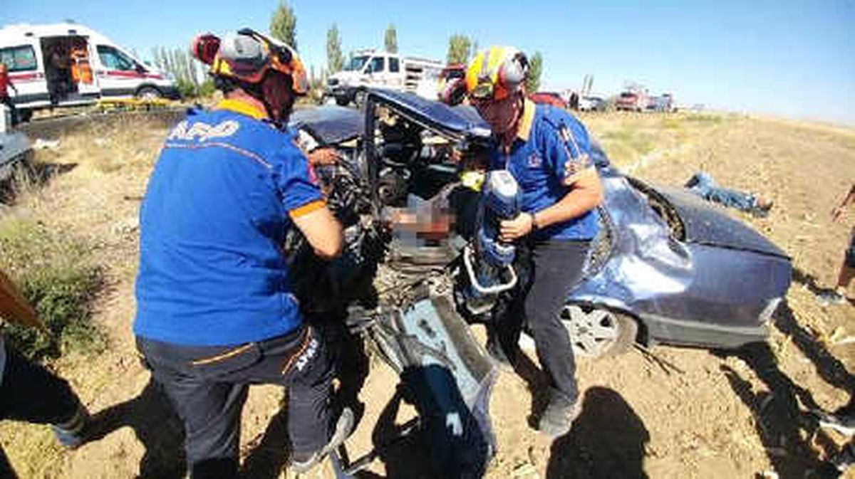 Niğde\'de Otomobiller Çarpıştı: 1 Ölü, 4 Yaralı