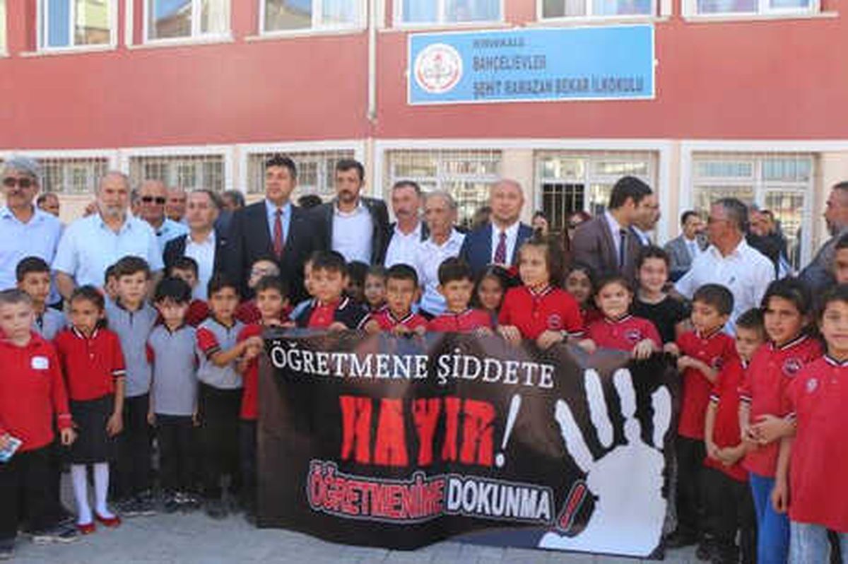 Öğretmene Saldırı Protesto Edildi