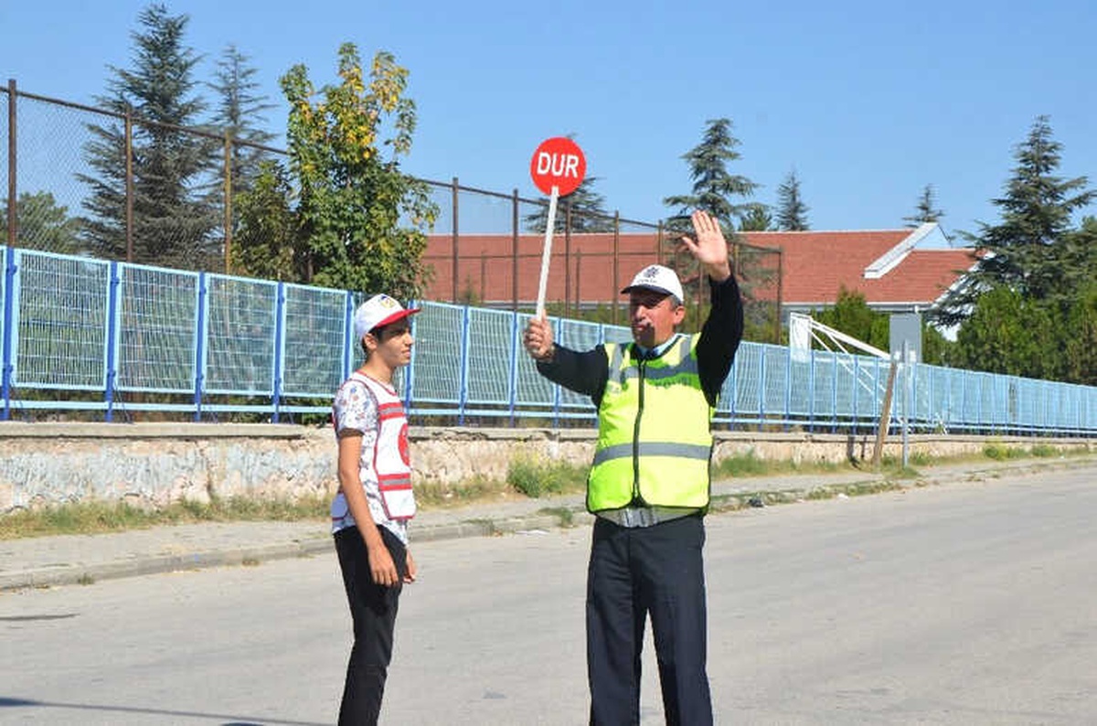 Okul Geçit Görevlileri\' ile Okul Önleri Daha Güvenli