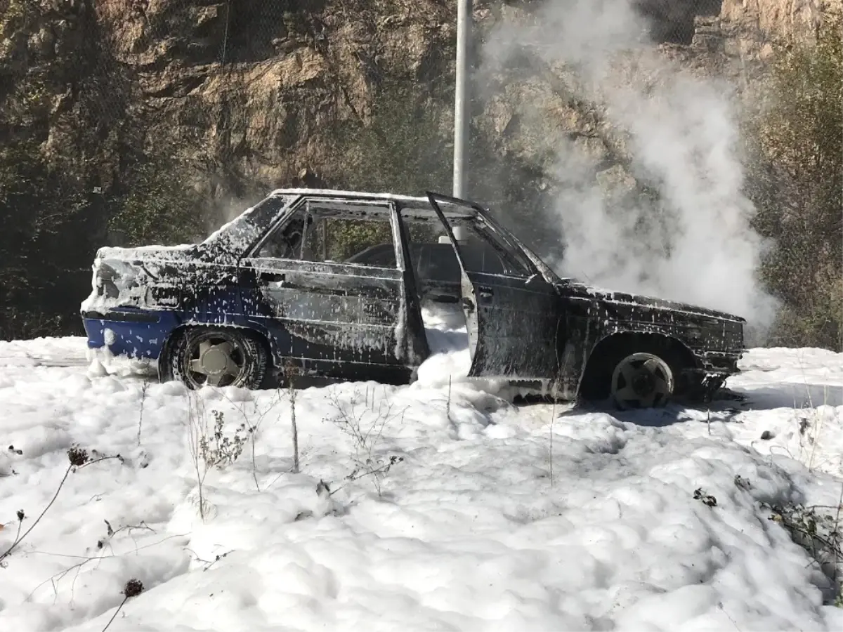 Otomobil Alev Aldı Sürücü ve Eşi Son Anda Kurtuldu