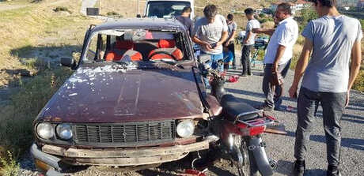 Otomobille Çarpışan Motosikletteki 2 Çocuk Yaralandı