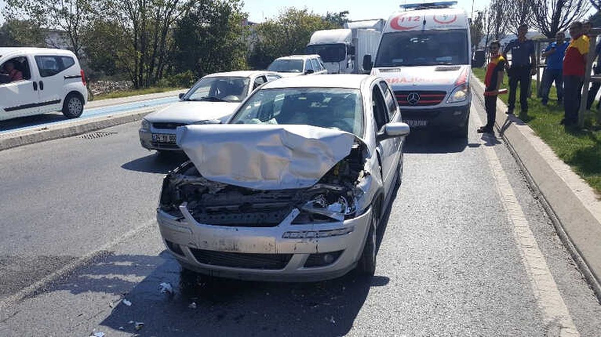 Kargo Aracına Arkadan Çarpan Sürücü Yaralandı
