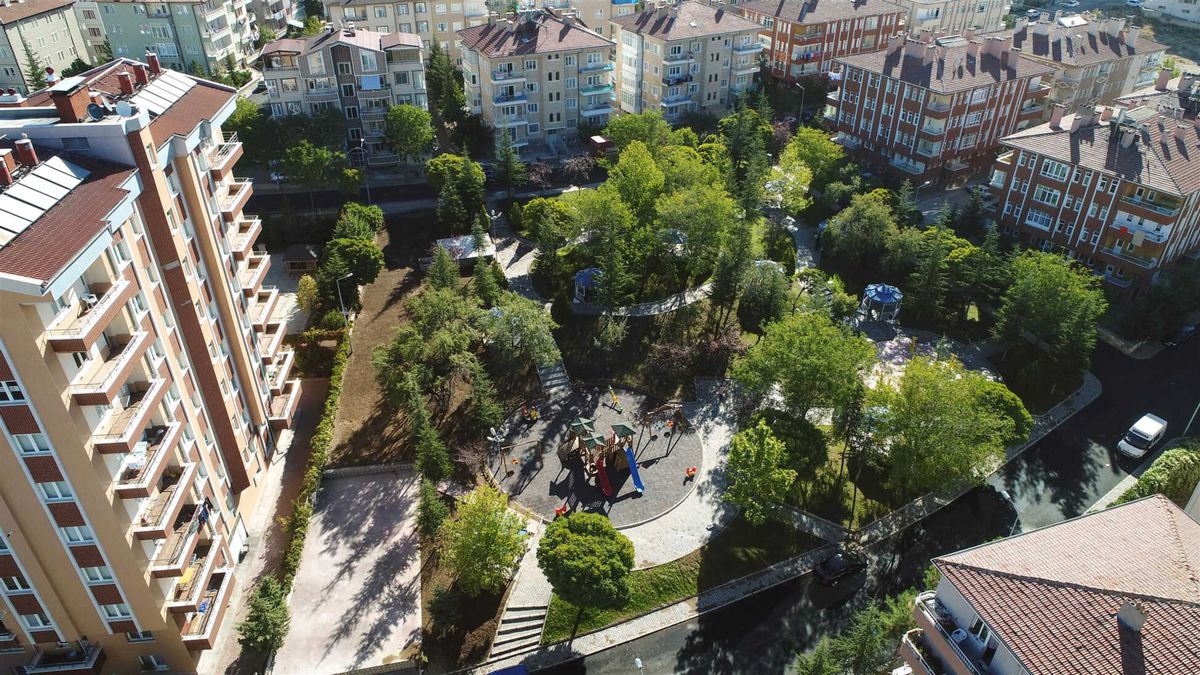 Parkların Yenilenmesi Çalışmaları Devam Ediyor