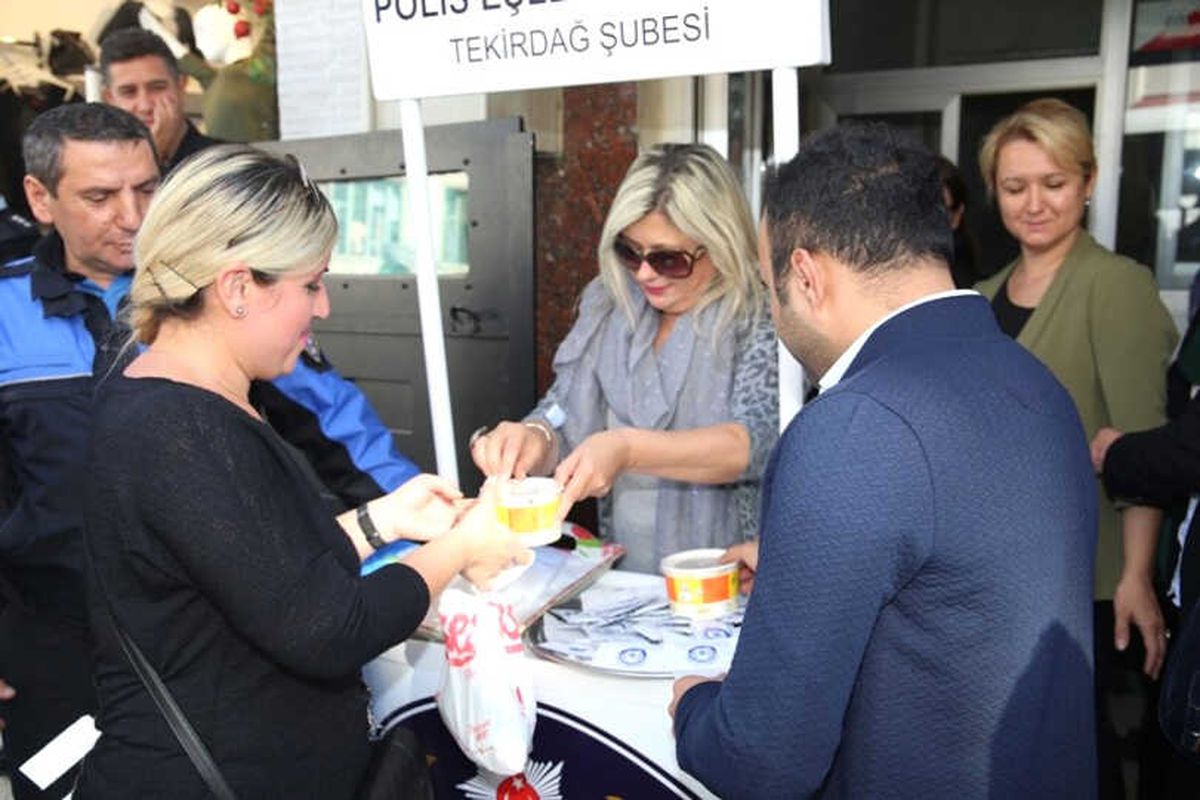 Polis Eşleri Aşure Dağıttı