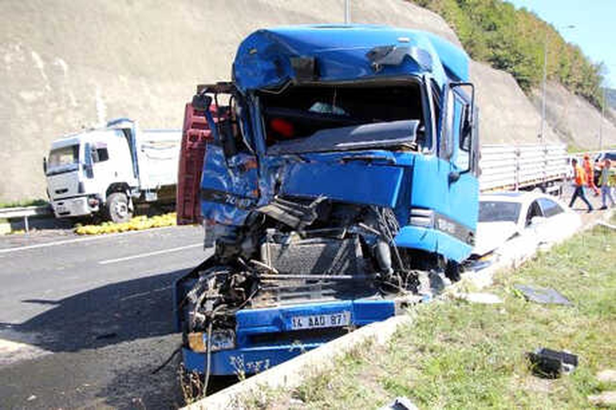 Tır, Kamyon ve Otomobilin Karıştığı Kazada, Kavunlar Yola Düştü