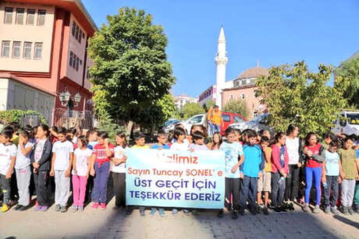 Vali, Öğrencilerin Üst Geçit İsteğini Yerine Getirdi
