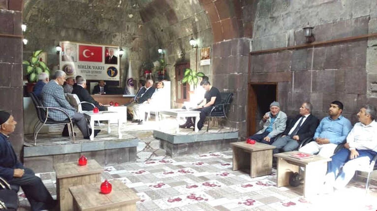 Vali Ustaoğlu\'ndan Birlik Vakfına Ziyaret