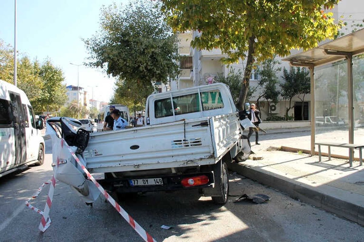 Yalova\'da Yolcu Minibüsü Kamyonetle Çarpıştı: 8 Yaralı