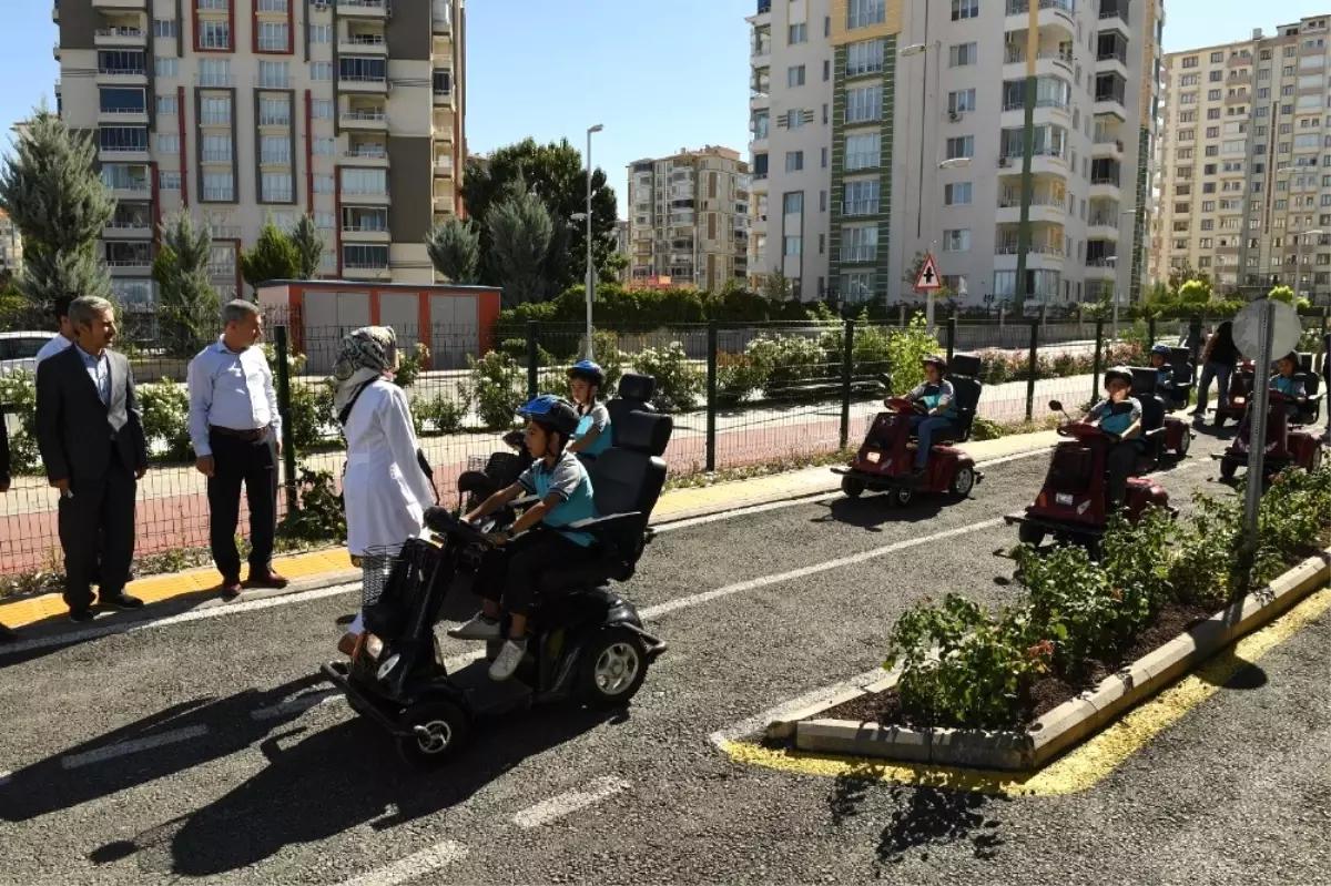 Yeşilyurt Belediyesi\'nden Öğrencilere Trafik Eğitimi