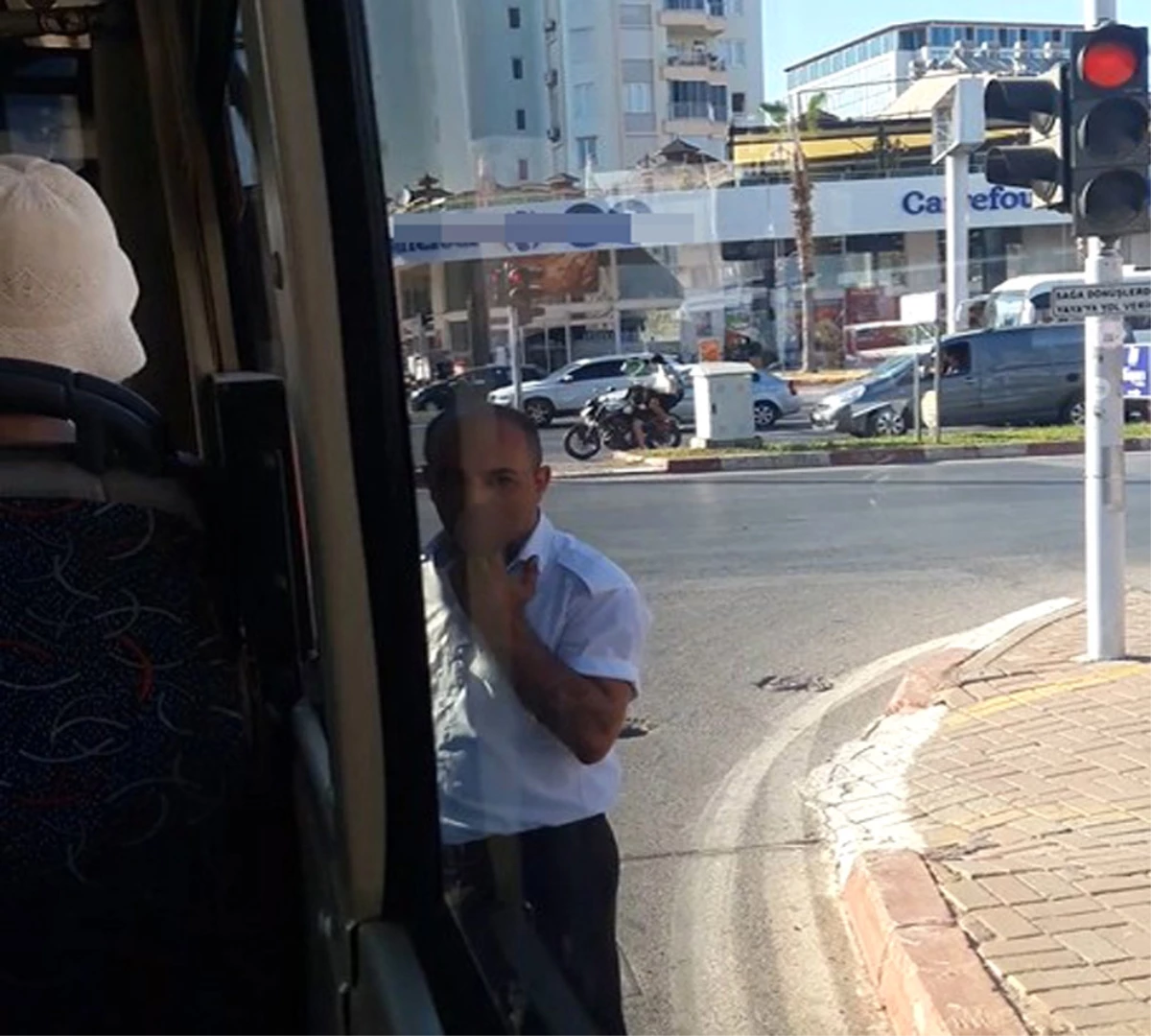 Antalya\'da Otobüs Şoförü, 80 Saniyelik Kırmızı Işıkta Sigara Molası Verdi