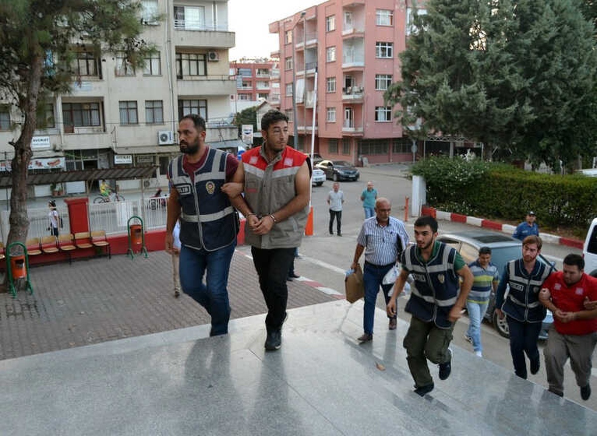 Adana\'daki Cinayetle İlgili 3 Kişi Adliyeye Çıkarıldı