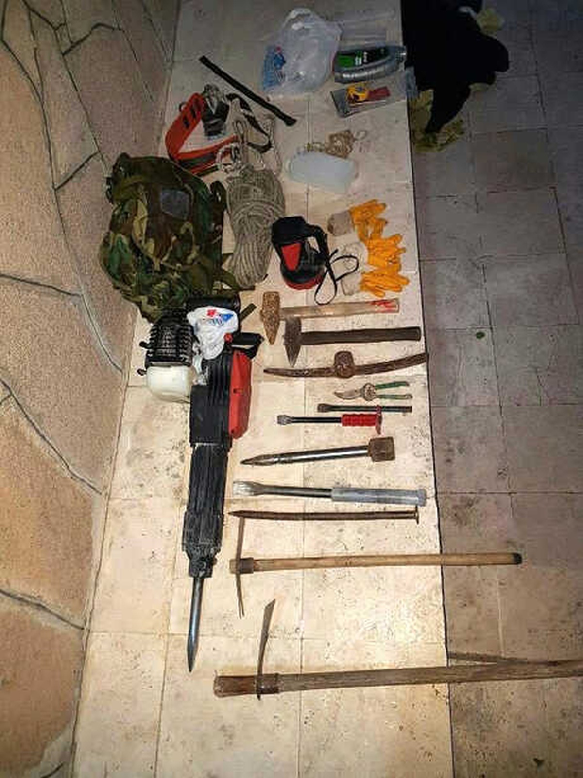 Aigai Antik Kenti\'nde Kaçak Kazıya 3 Gözaltı