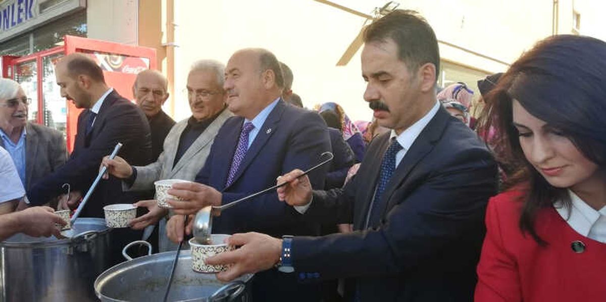AK Parti Teşkilatı Erzincan\'da Aşure Dağıttı