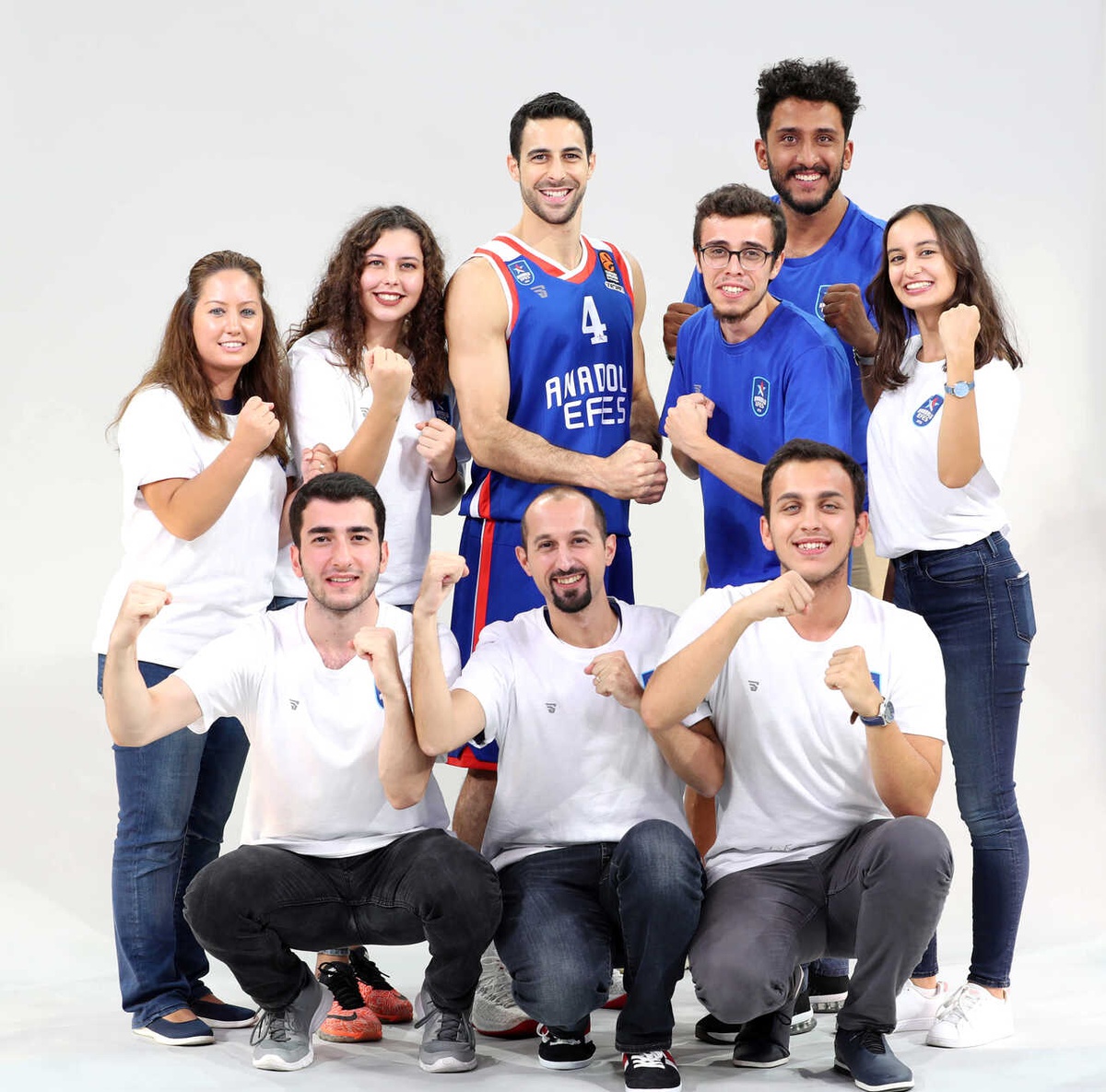 Anadolu Efes Spor Kulübü\'nün Yeni Sezon Kadrosu ve Formaları