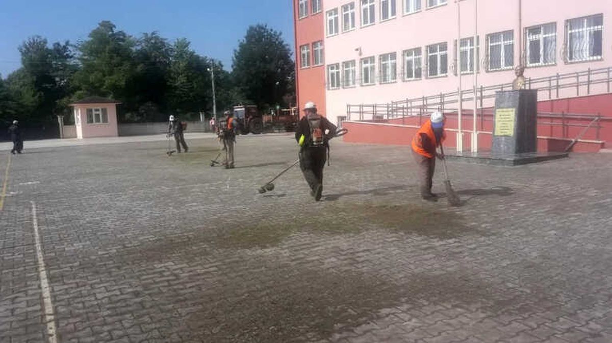 Bafra\'da Okul Bahçeleri Temizleniyor