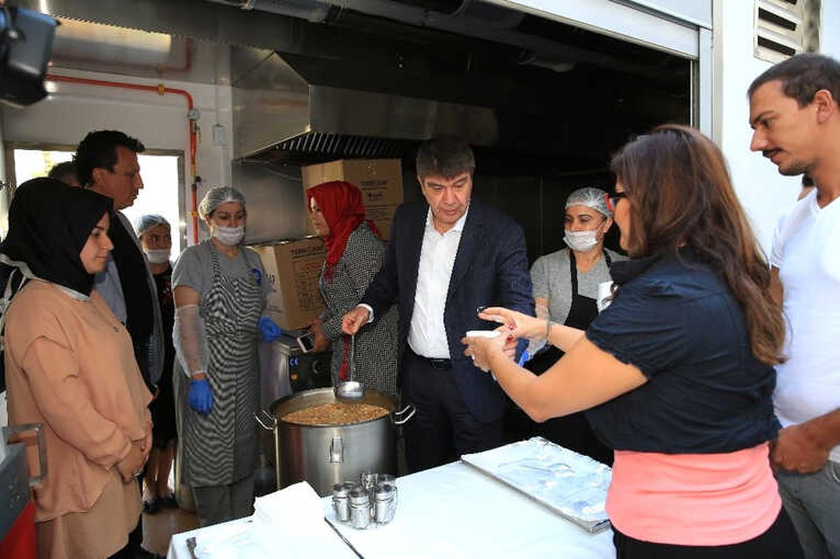 Başkan Türel\'den Personele ve Vatandaşa Aşure İkramı