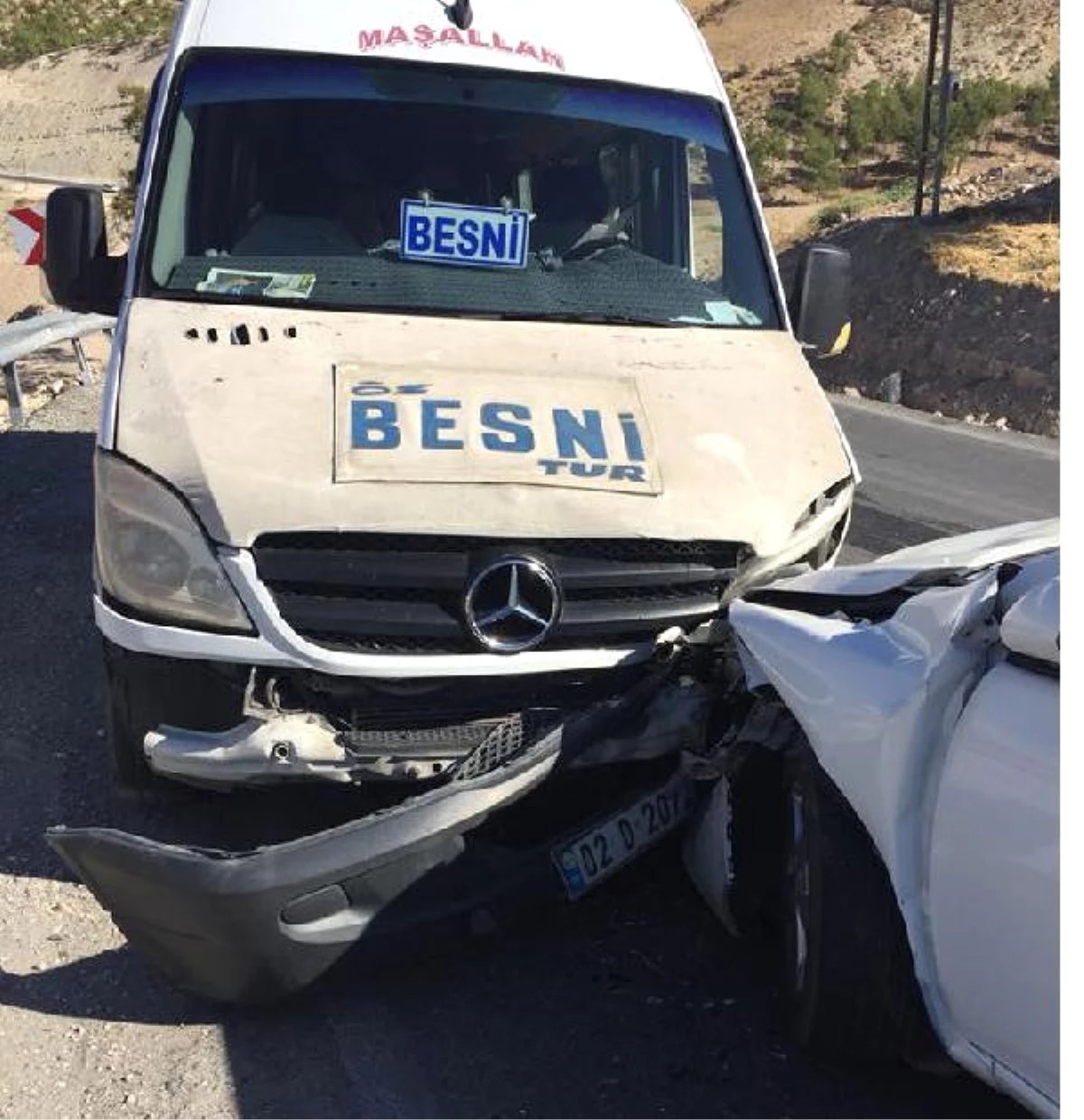 Besni\'de Minibüs ile Otomobil Çarpıştı: 4 Yaralı
