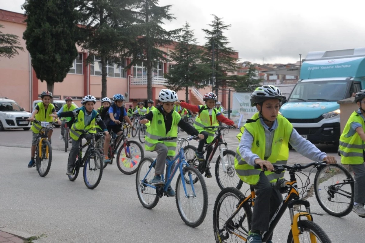 Bisikletleri ile Okullarına Gittiler