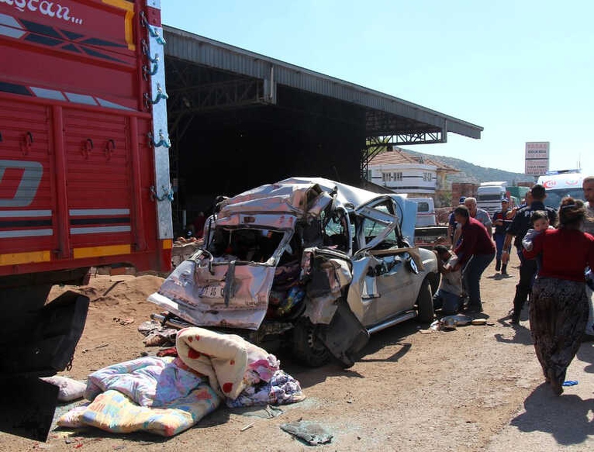 Burdur\'da Trafik Kazası: 1 Çocuk Öldü, 6 Yaralı