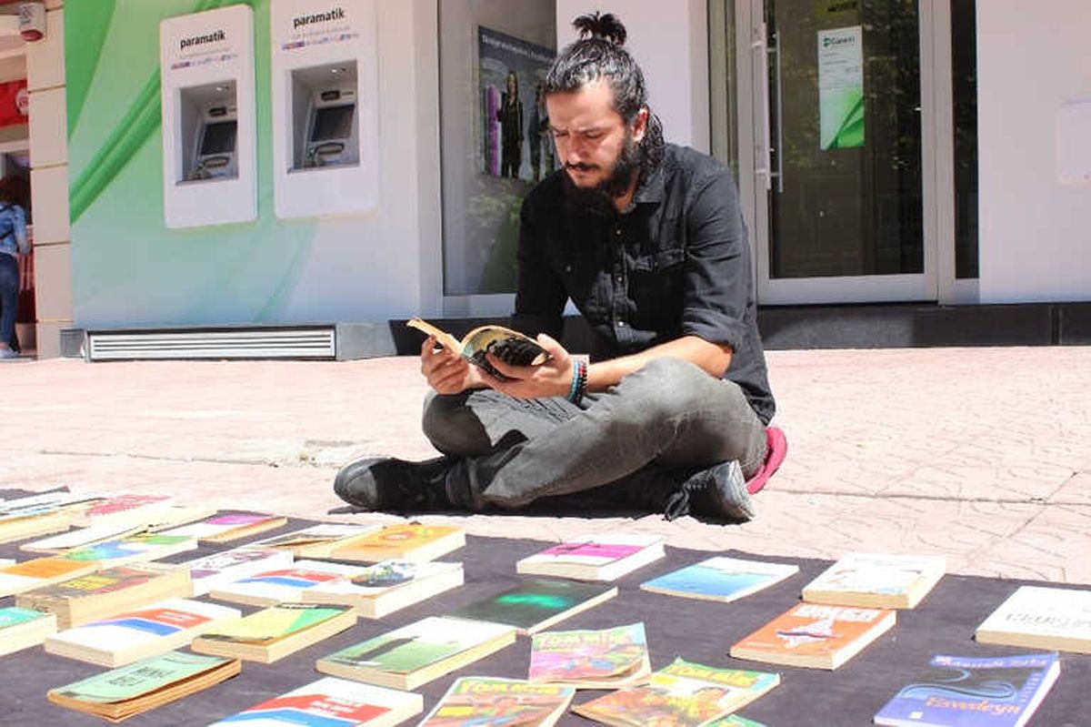 Cadde Kenarında Kitap Sergisi