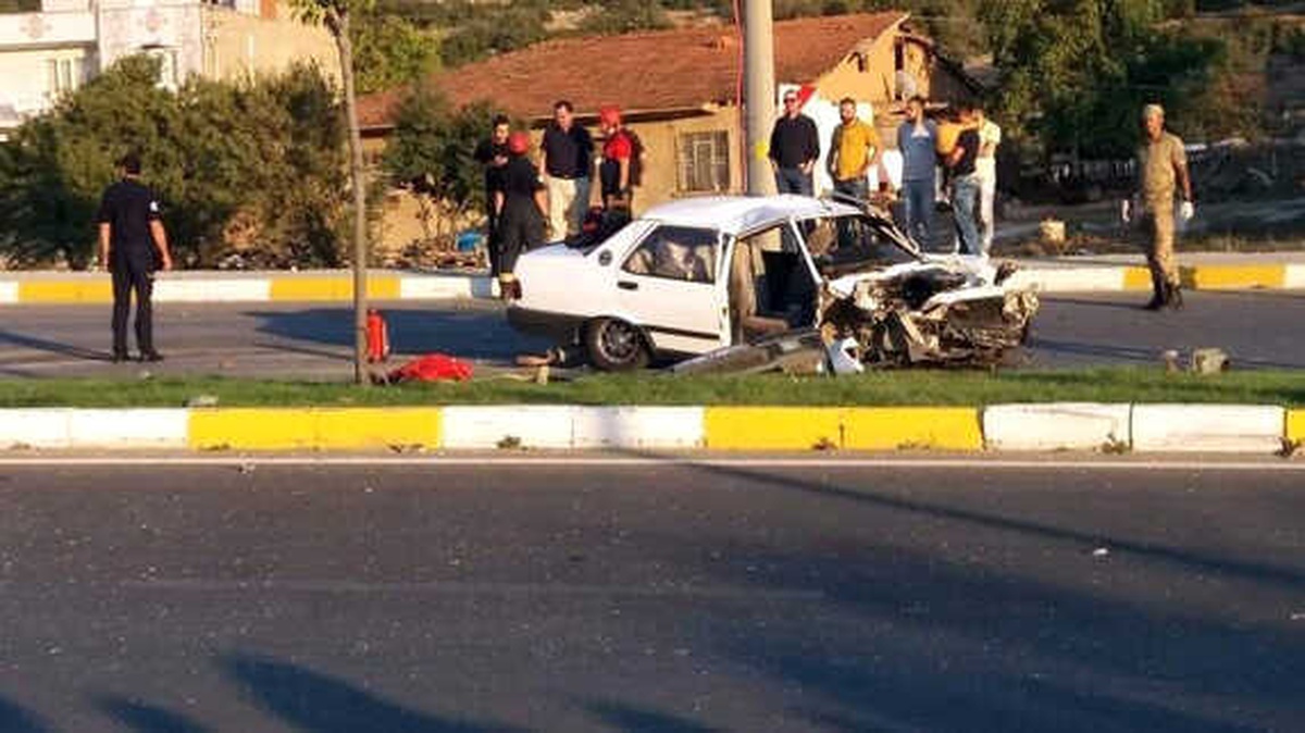 Denizli\'de Otomobil Aydınlatma Direğine Çarptı: 1 Ölü, 4 Yaralı