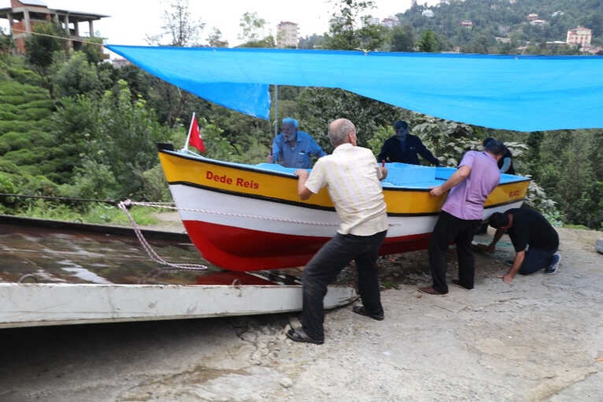 Diş Teknisyeni Evinin Altında Yaptığı Kayığı Denize İndirmek İçin Bin 500 Metre Karadan Yürüttü