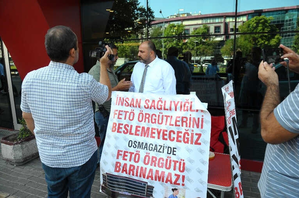 Hastanede Fetö\'cülerin Çalıştığı İddiasıyla Oturma Eylemi Başlattı