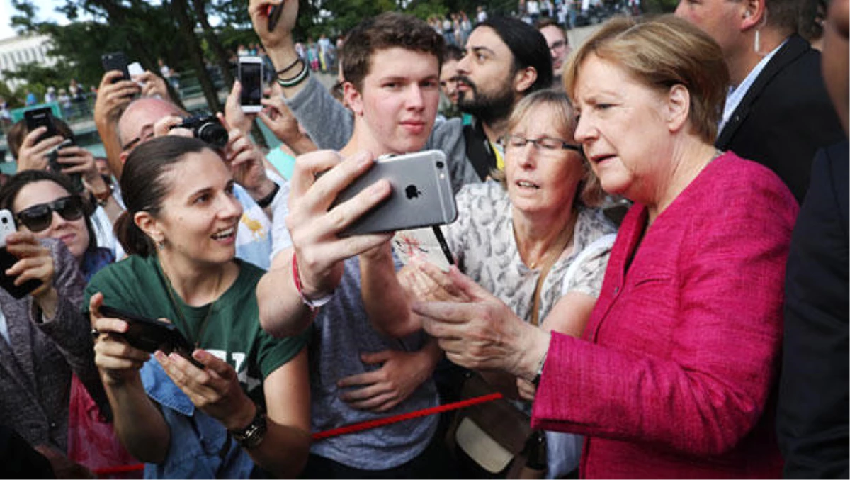 Hiç Sır Vermeyen Merkel, Demir Perde Günlerini Anlattı