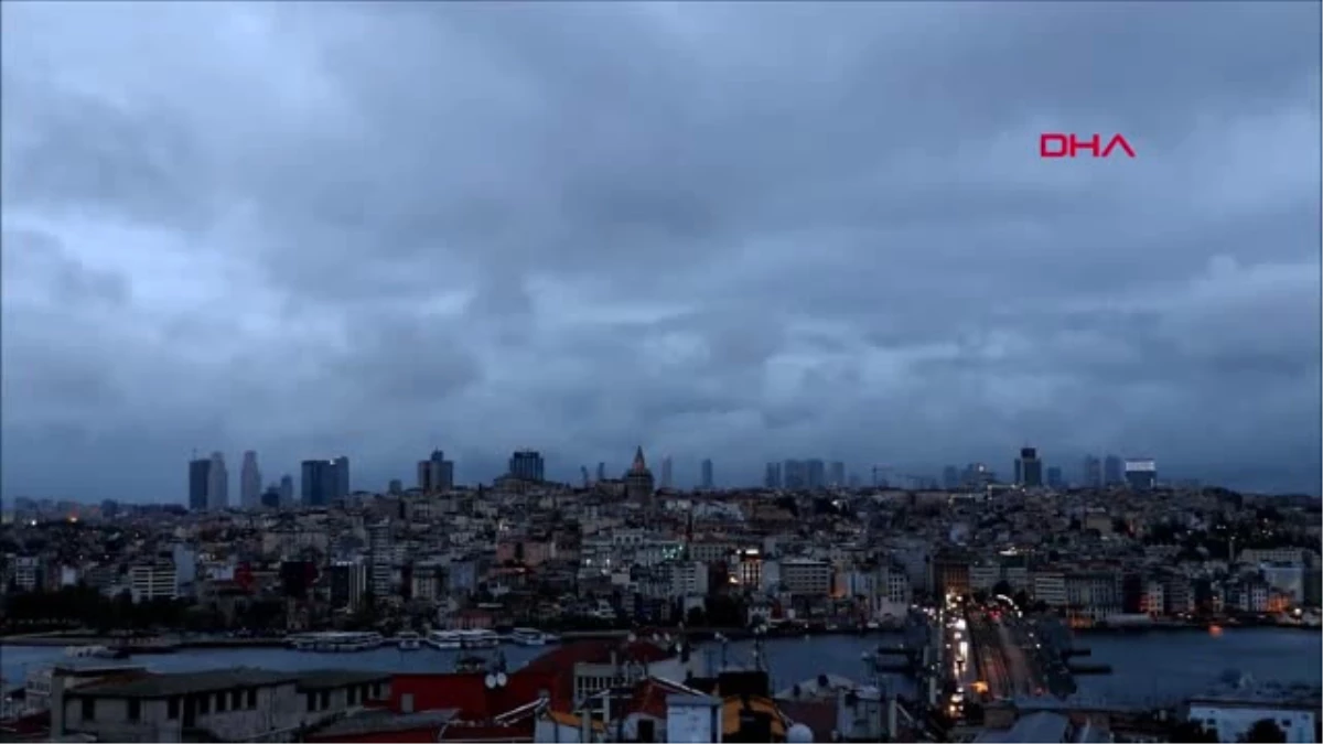 İstanbul\'da Gökyüzünü Kara Bulutlar Kapladı