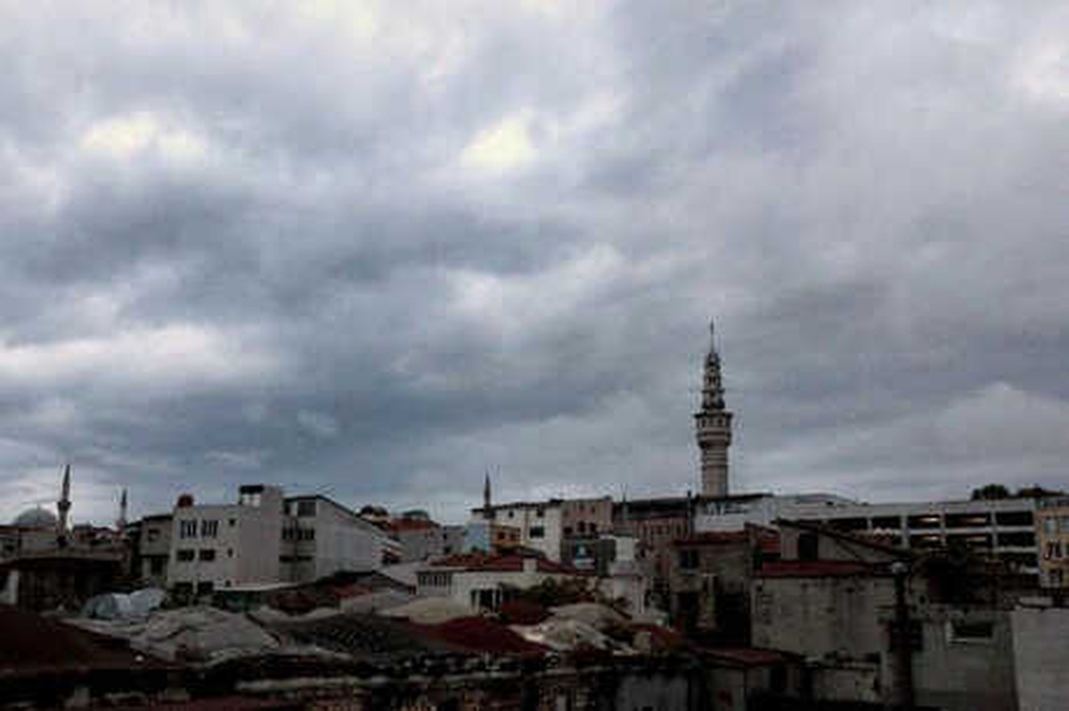 İstanbul\'da Gökyüzünü Kara Bulutlar Kapladı