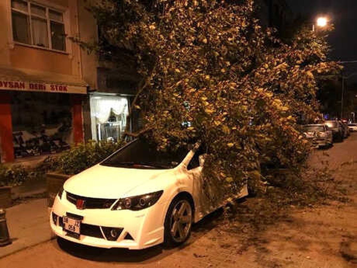 İstanbul\'da Şiddetli Rüzgar Etkisini Sürdürüyor