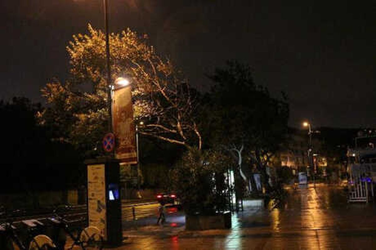 İstanbul\'da Şiddetli Rüzgar Etkisini Sürdürüyor-2