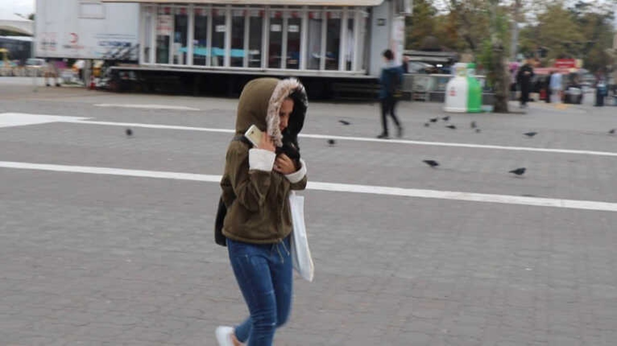 İstanbul\'da Şiddetli Rüzgar Vatandaşlara Zor Anlar Yaşattı