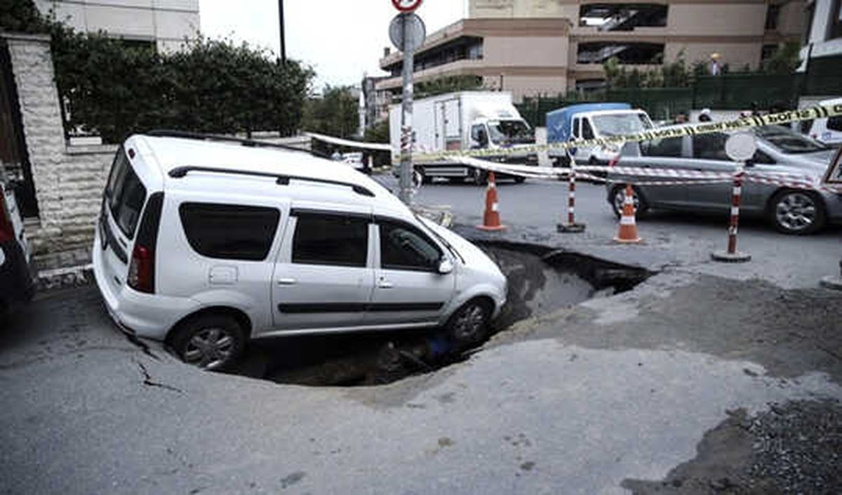İstanbul\'da Yol Çöktü