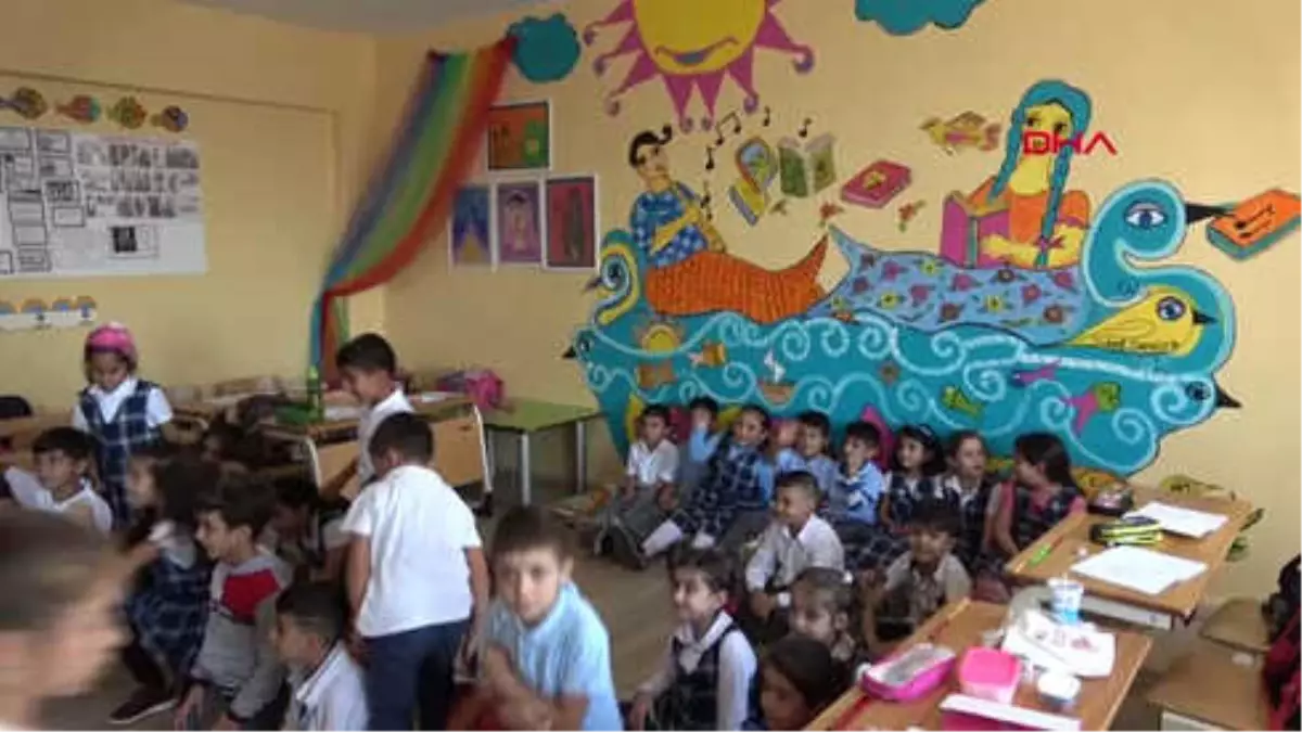 İzmiir Öğrenciler Masal Kitabının İçindeymiş Gibi Ders İşliyor