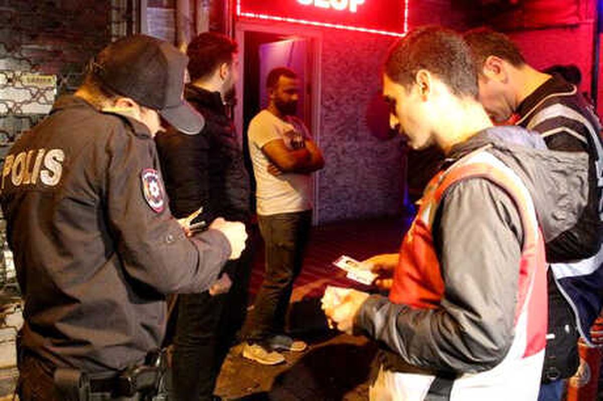 Kadıköy\'de Eğlence Mekanlarına Polis Denetimi