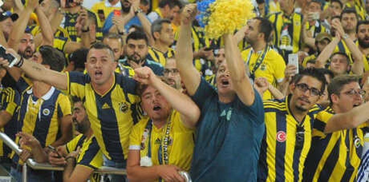 Kadıköy\'de Maç Bitiminde Ersun Yanal Tezahüratı!