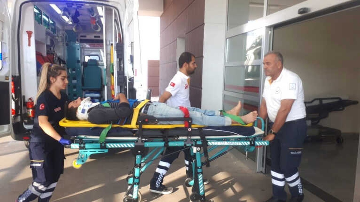 Kamyonet ile Motosiklet Çarpıştı: 1 Yaralı