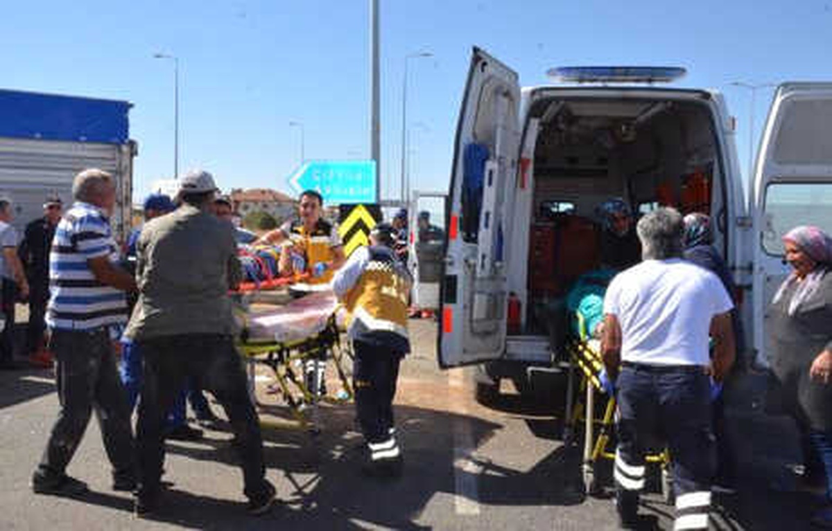 Kayseri\'de Otomobil ile Kamyon Çarpıştı: 1 Ölü, 5 Yaralı