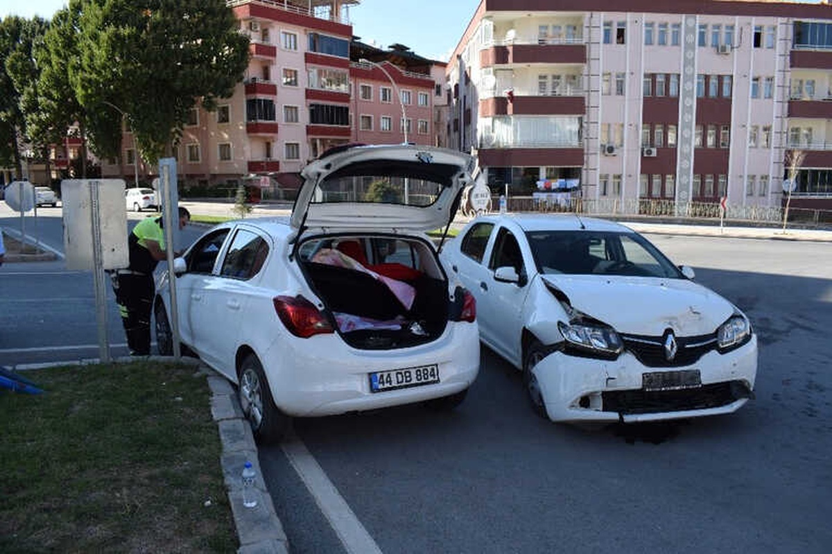 Malatya\'da İki Otomobil Çarpıştı: 1 Yaralı