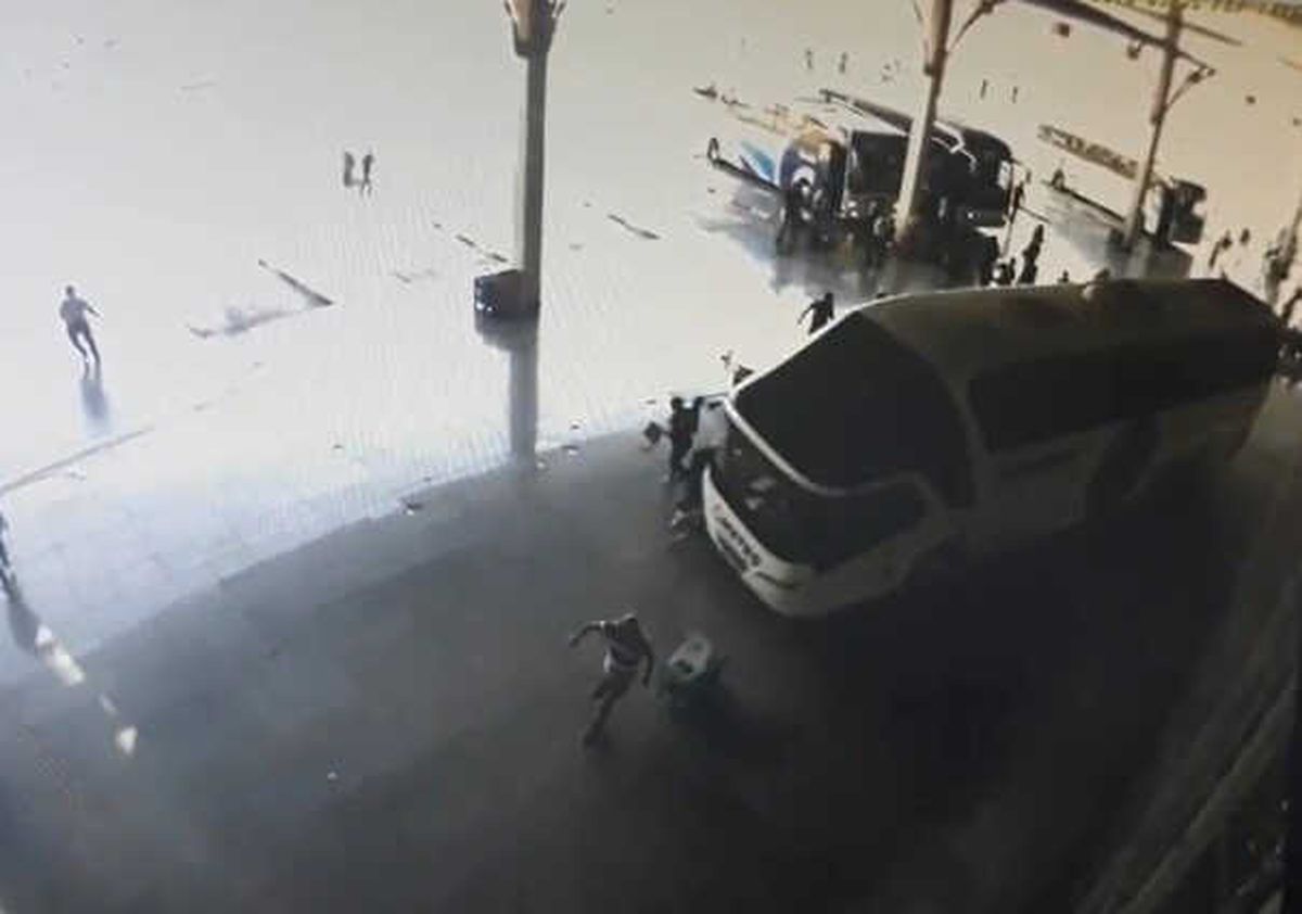 Manisa\'da Otobüsün Yolcuların Arasına Dalma Anı Kamerada