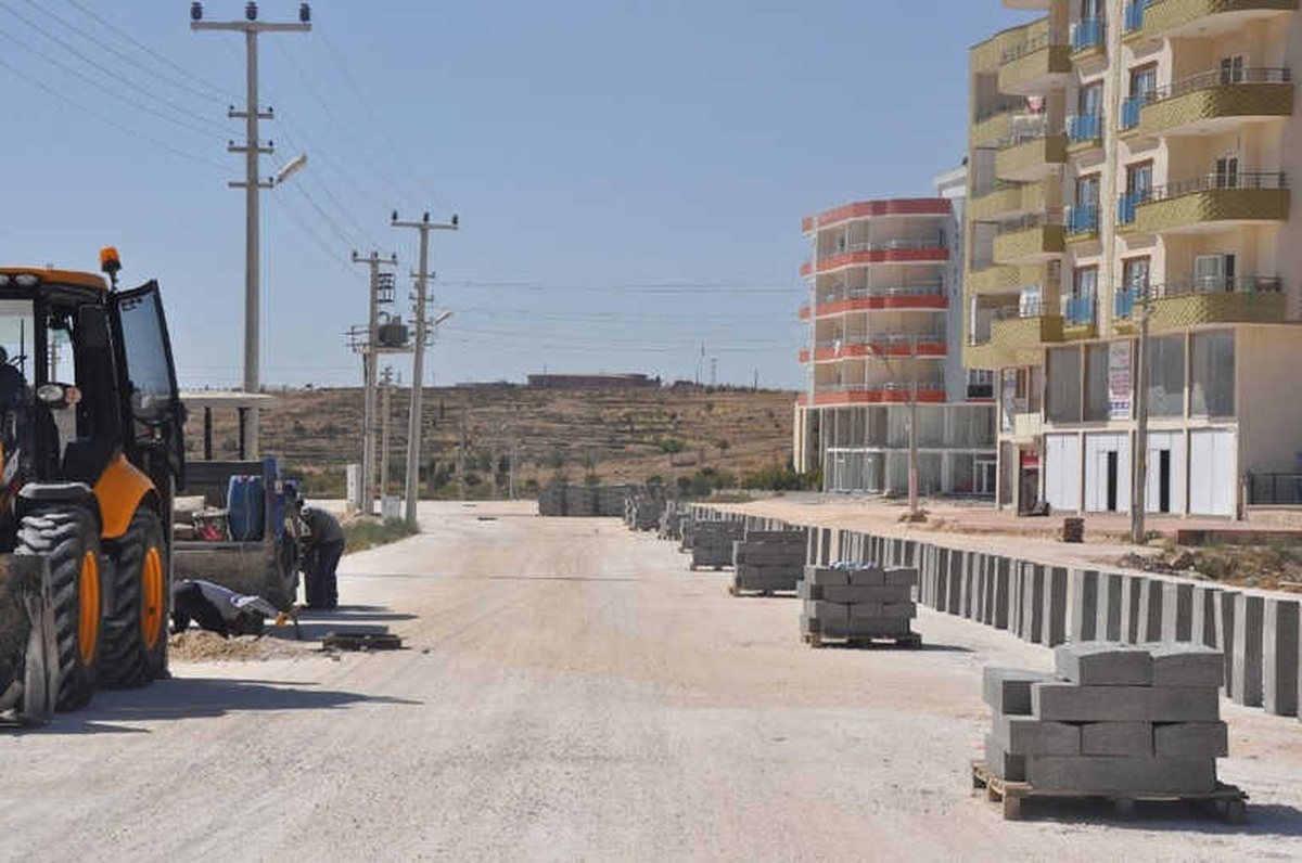 Midyat\'ta Tozlu ve Taşlı Yol İçin Çalışma Başladı