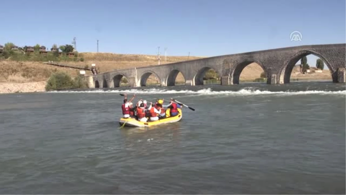 Murat Nehri\'nde Rafting ve Kano Heyecanı