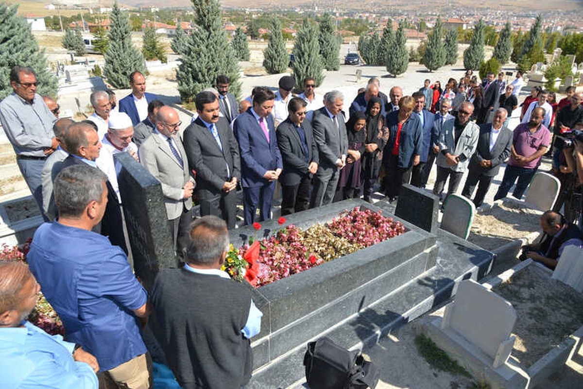 Neşet Ertaş Ölüm Yıl Dönümünde Kabri Başında Anıldı