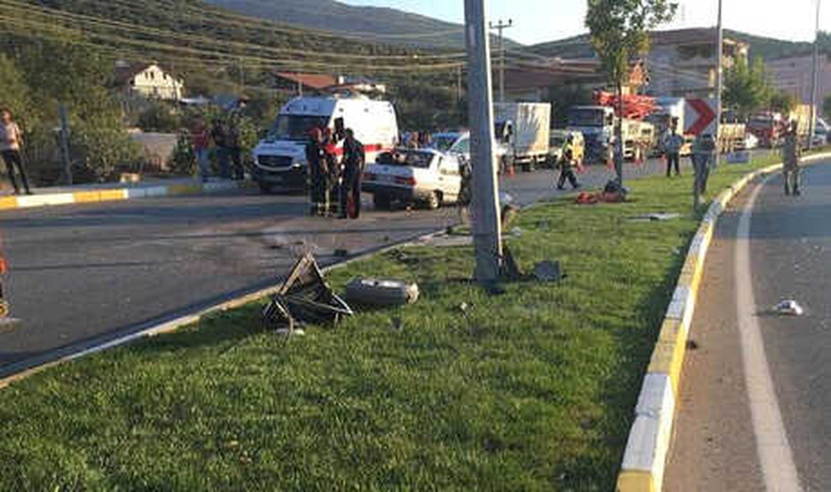 Otomobil Direğe Çarptı: 1 Ölü, 2\'si Çocuk 4 Yaralı