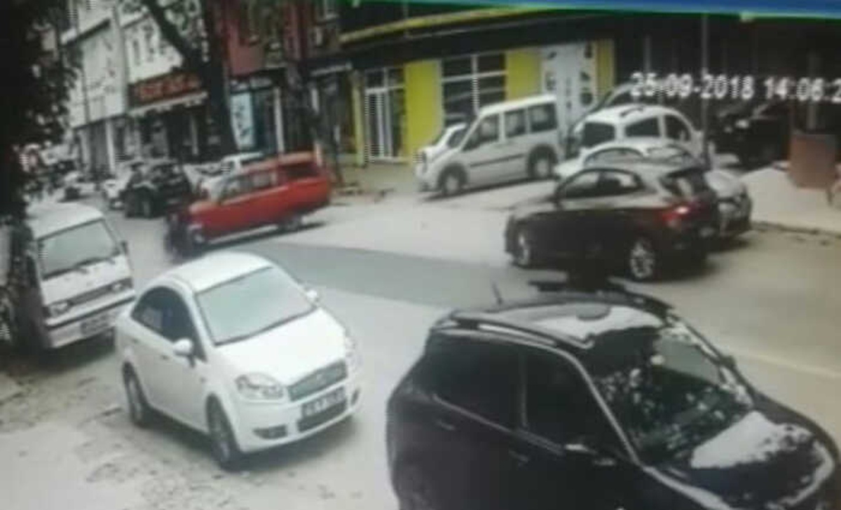 Otomobil ile Motosiklet Böyle Çarpıştı