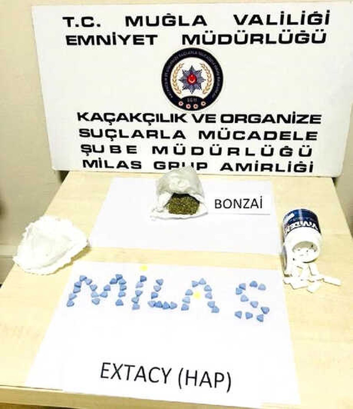 Otomobilde Bonzai ve Uyuşturucu Hap Ele Geçirildi