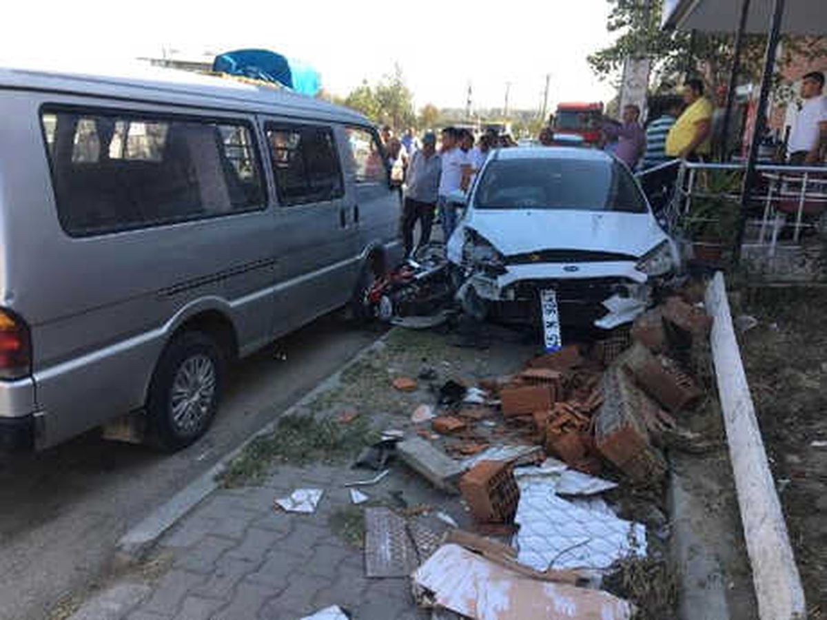 Otomobile Çarpmamak İçin Manevra Yaptı, Motosikletliye Çarptı: 2 Yaralı